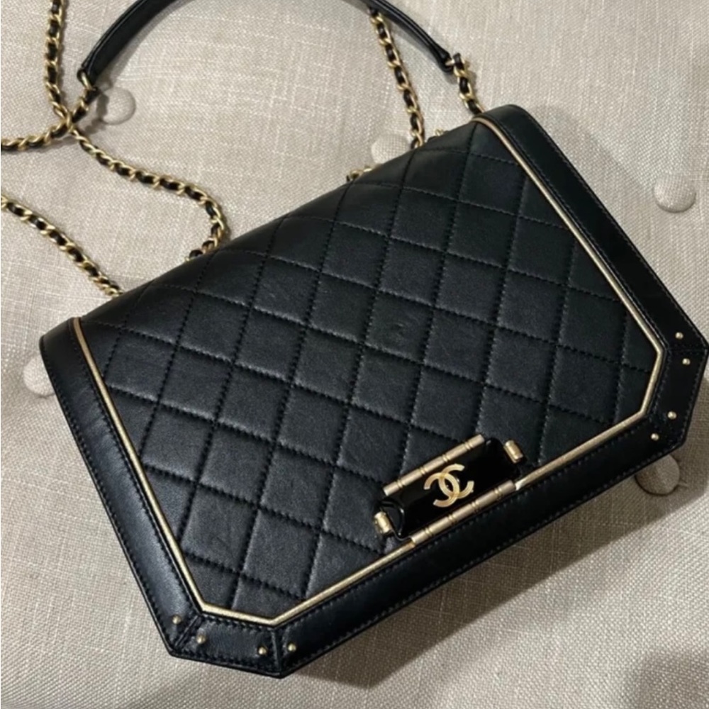 Gorgeous Chanel shoulder bag black with gold trim ❤️❤️